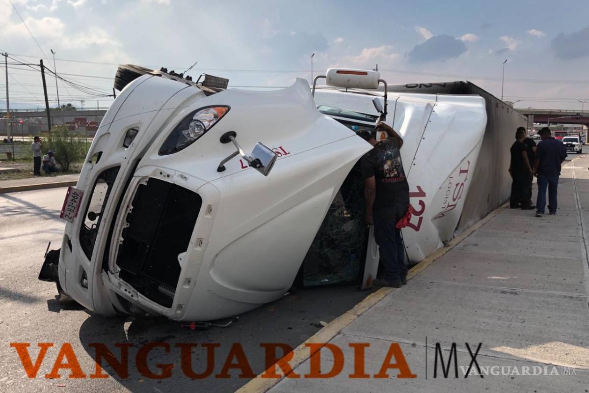 Conductor resulta lesionado al volcar el tráiler que conducía sobre el Libramiento Óscar Flores Tapia
