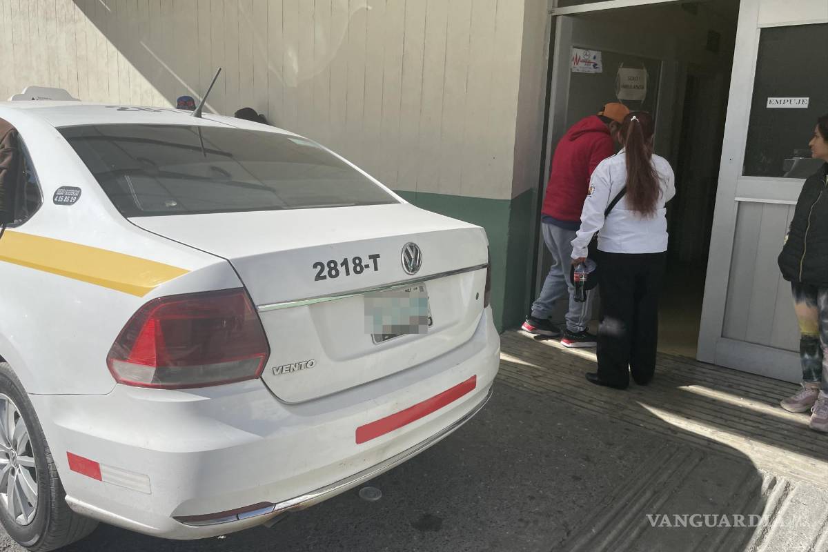 Fallece adulto mayor abordo de taxi frente a clínica 1 de Saltillo por causas naturales