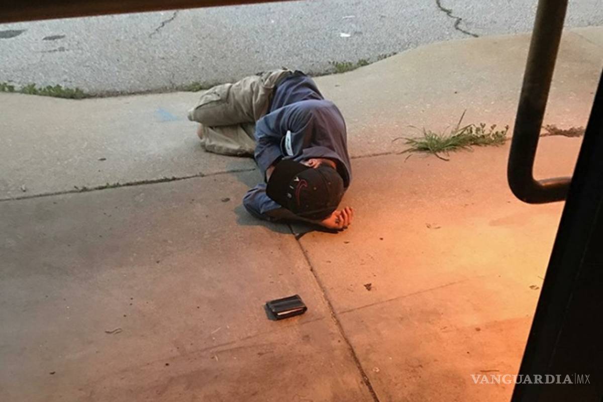 Vagabundo durmió afuera de un refugio de animales para encontrar a su perrita