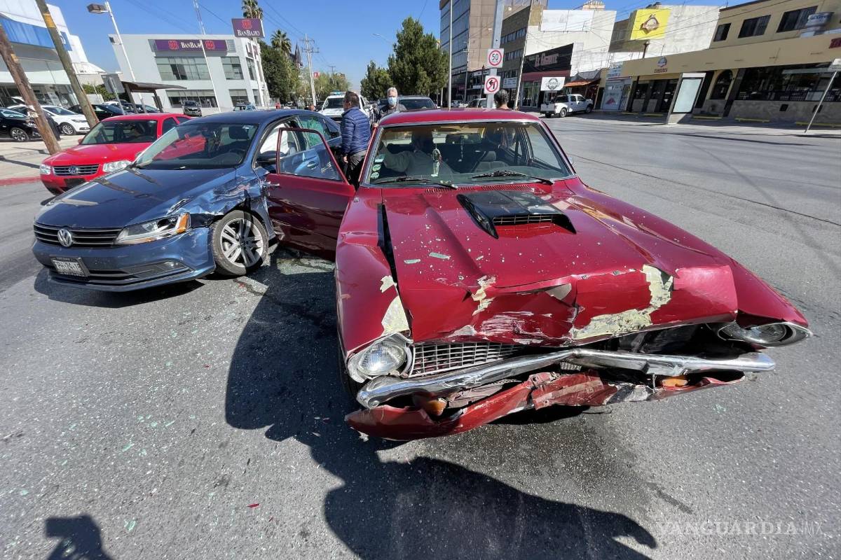 Destruye saltillense su auto clásico tras frenar de imprevisto