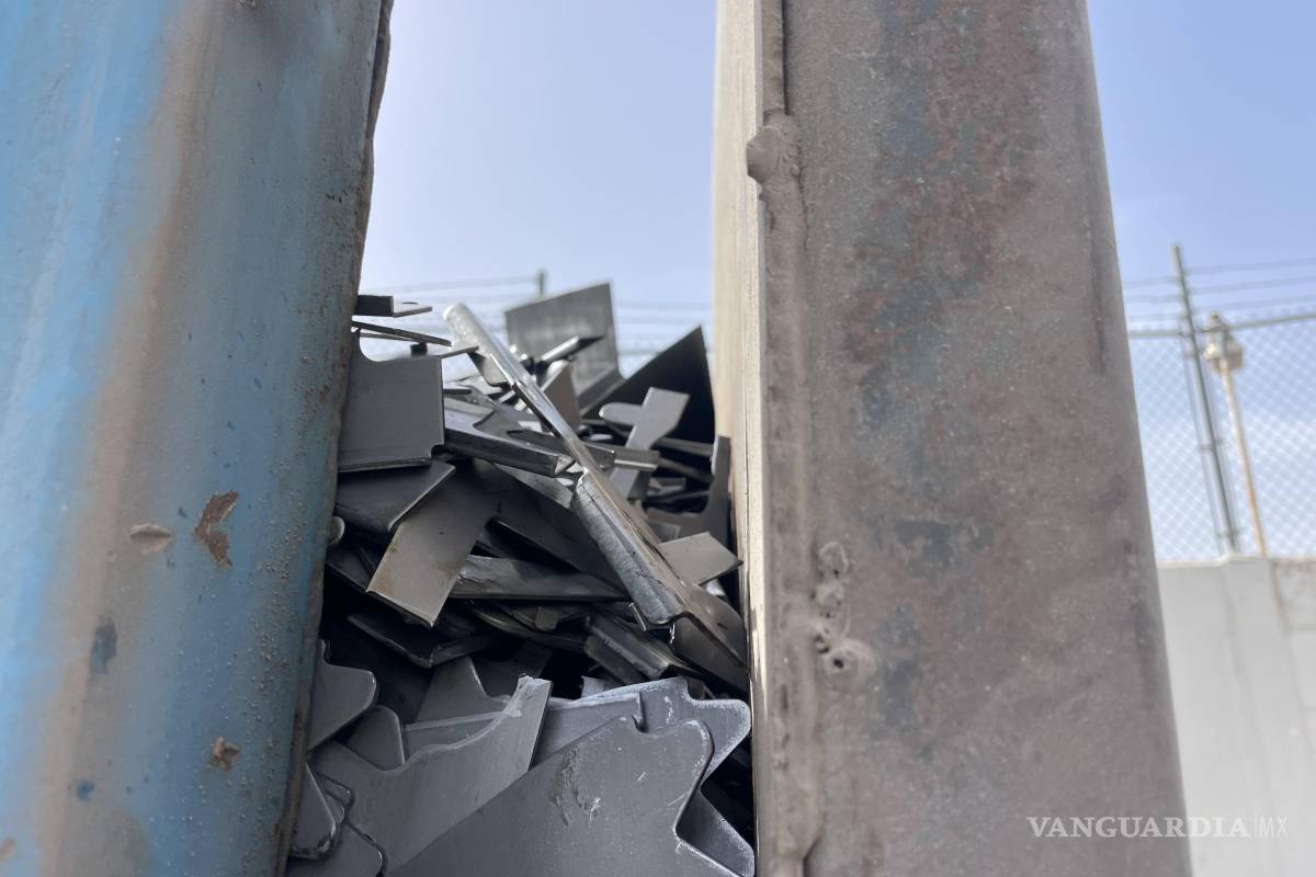 Caos en la Monterrey-Saltillo: más de 30 vehículos afectados por derrame de pedacería metálica