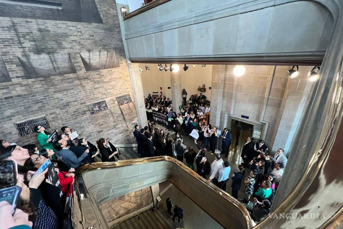 Protestan trabajadores de la Corte contra reforma judicial; ministros suspenden sesión