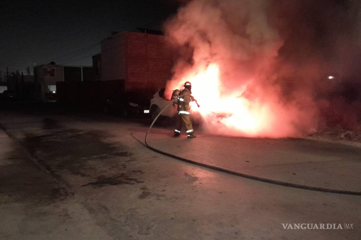 Arde en llamas camioneta en la colonia Del Valle de Ramos Arizpe; propietario se dio a la fuga