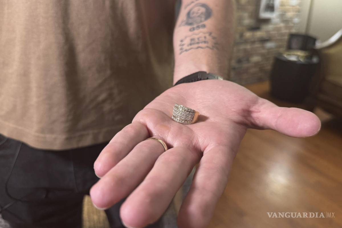 $!El veterano del Cuerpo de Marines de EE. UU., Adrian Clouatre, sostiene el anillo de bodas de su esposa Paola. Ella se lo regaló tras ser arrestada por agentes del ICE.