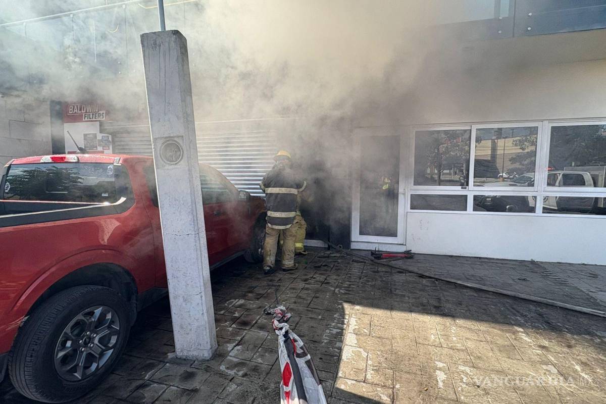 Se incendia un local de filtros en Ramos Arizpe; veladora comienza el siniestro