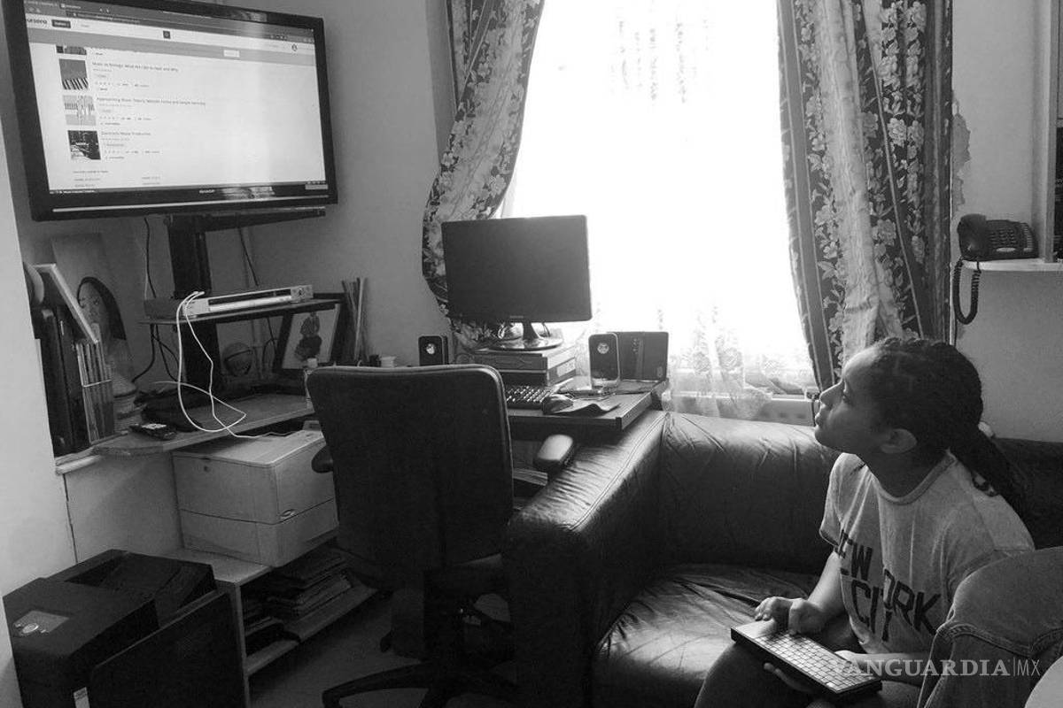 $!Una joven usa el AbacusBasic en su casa. Mientras ella tiene el dispositivo en sus manos, la información se envía a la pantalla de manera wireless.