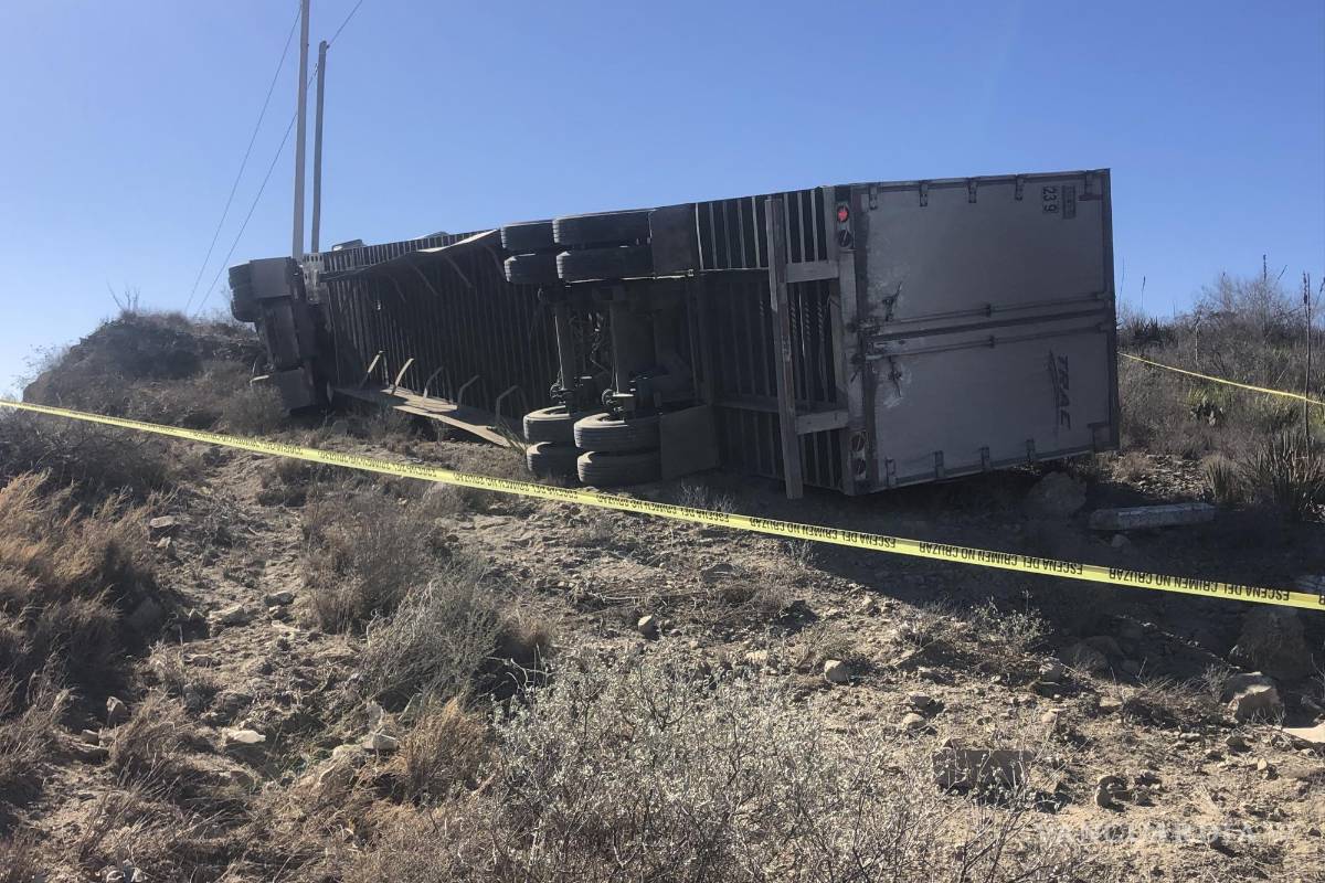 Trailero dormita y vuelca en la carretera Saltillo-Monclova