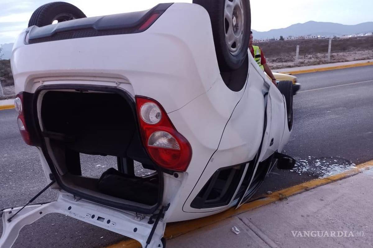 Conductor en estado de ebriedad huye tras volcar, en colonia de Ramos Arizpe