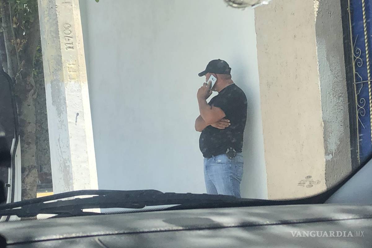 Choca contra barrera metálica por ir a exceso de velocidad