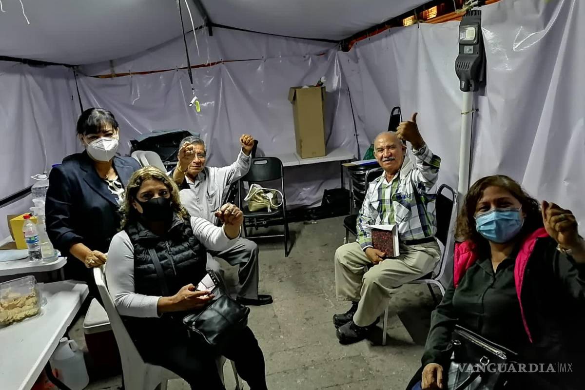 Sigue plantón de maestros jubilados en Plaza de Armas de Saltillo
