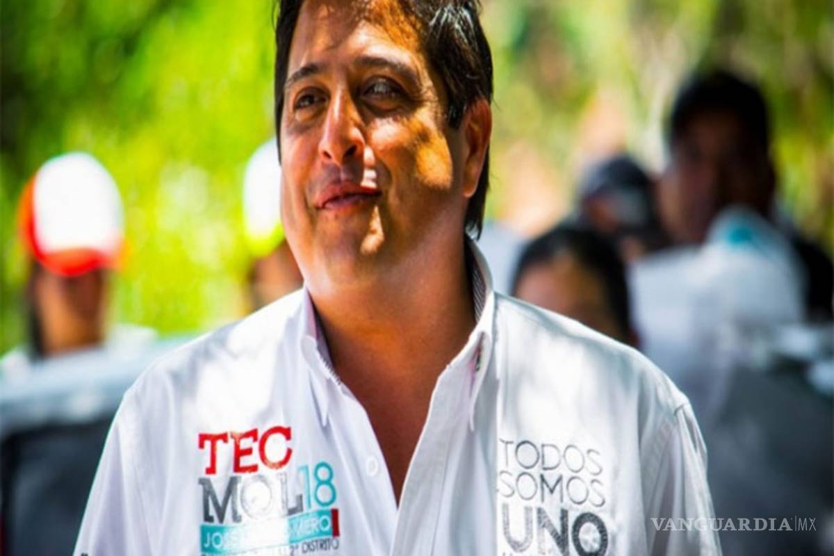 $!En busca de votos, candidato a diputado del PRI baila y besa a burro (video)