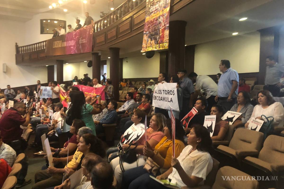 $!Se manifiestan contra la tauromaquia en el Congreso de Coahuila; hay opiniones encontradas
