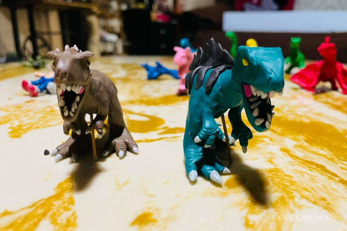 ¡Talento coahuilense! Niño crea dinosaurios de plastilina para venderlos y explicar su origen