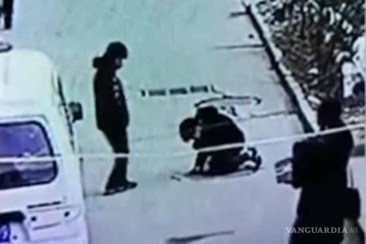 Niño arroja cohete a coladera y sale volando (Video)