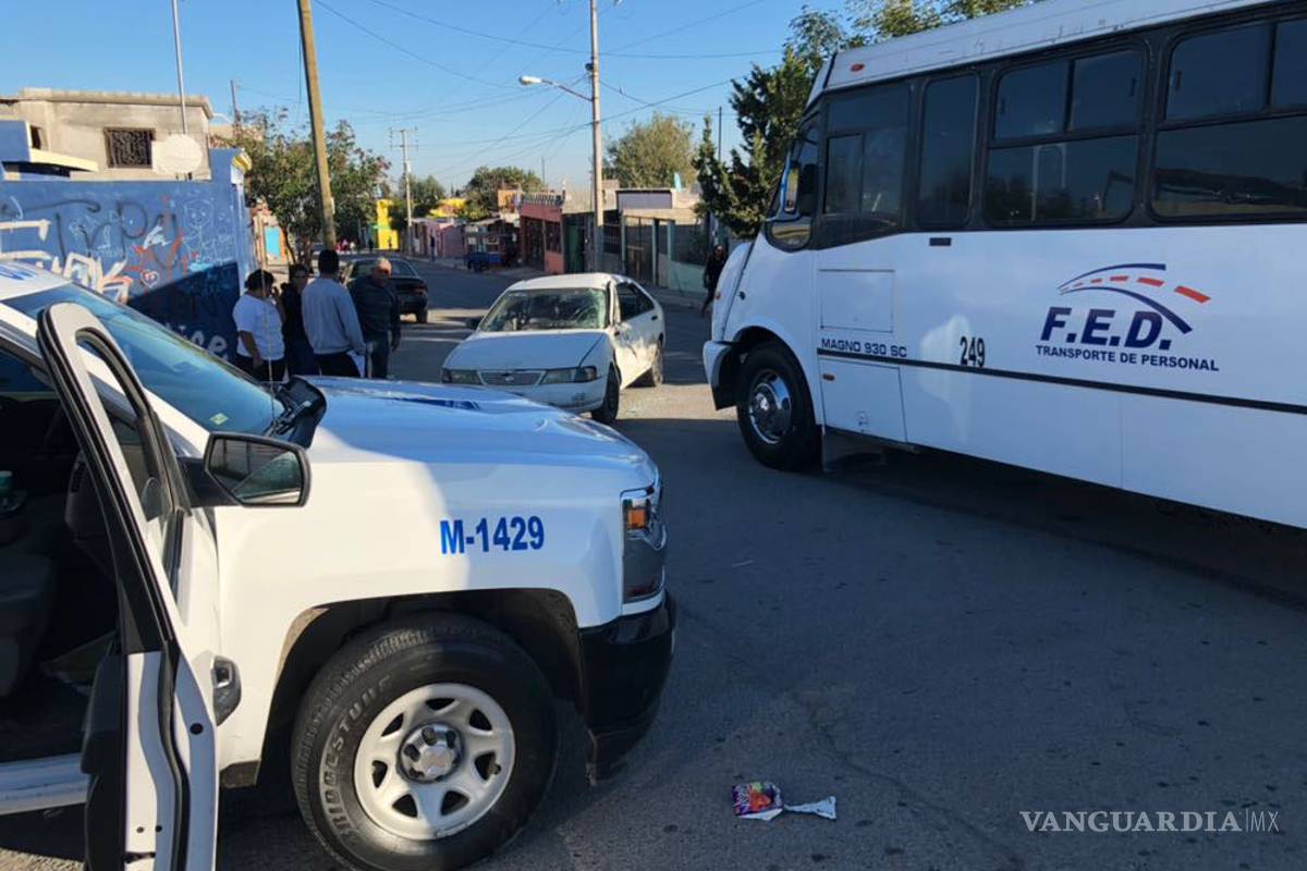 Se atraviesa al paso de un camión y causa choque en calle de Saltillo