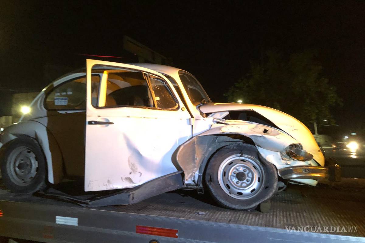 Saltillo: vochito se pasa el alto y destroza vehículo de reciente modelo