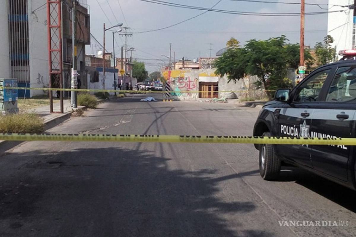 Comando balea a madre e hijo que iban a un centro comercial en Celaya