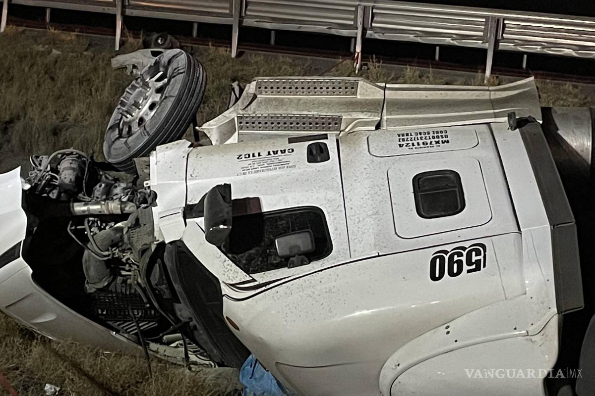Muere trailero al volcarse sobre la Carretera Federal 57