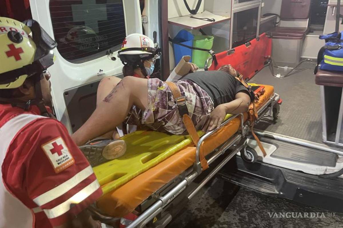 $!El joven fue llevado a la Cruz Roja para recibir atención médica, pero después paramédicos lo trasladaron al Hospital General.