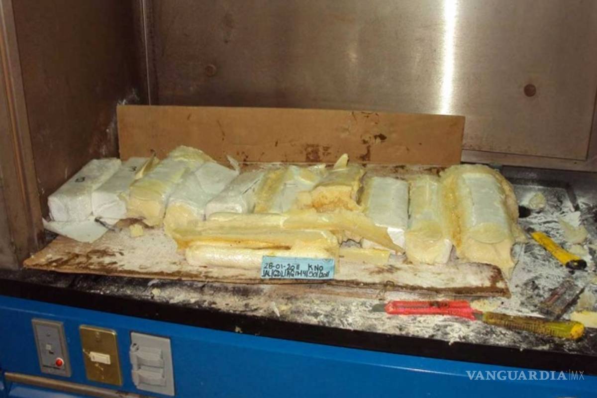 'Disfrazan' heroína en recipientes con mole, iba para EU