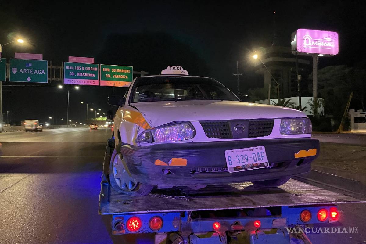 Camioneta ‘fantasma’ les cierra el paso y termina taxi en canal de desagüe con todo y pasajero en Saltillo