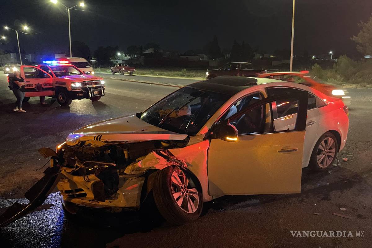 Joven ignora alto y destroza su auto, al sur de Saltillo