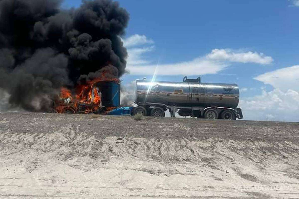 Incendio de pipa en carretera Saltillo-Torreón causa movilización de Bomberos y Guardia Nacional