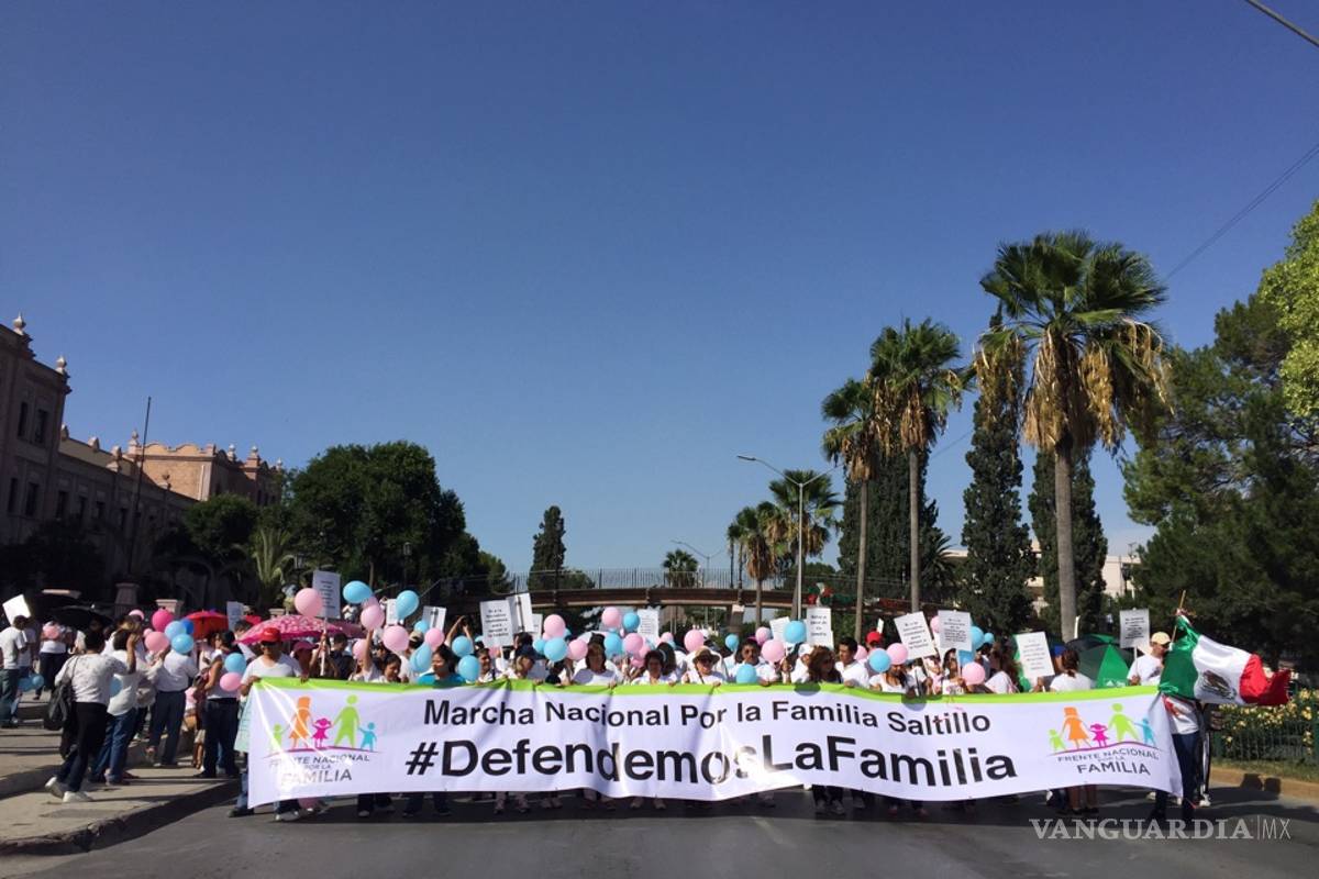 Marchan en Saltillo a favor de la familia