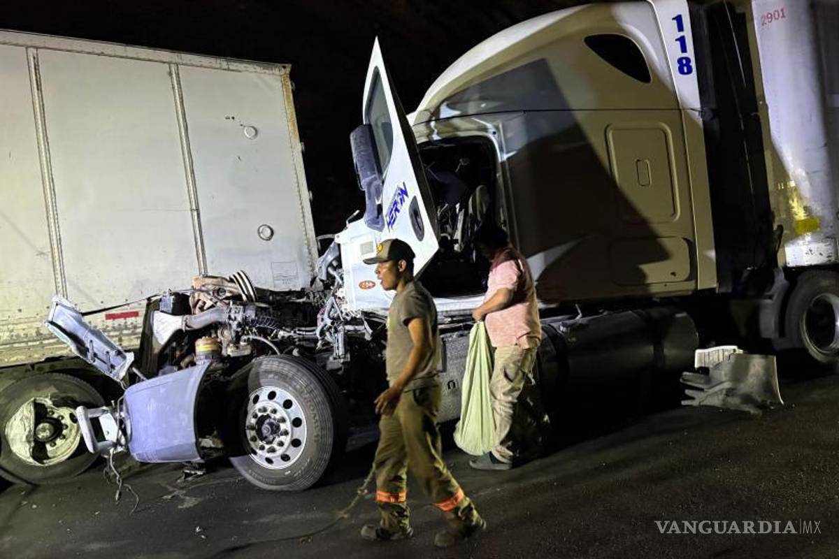 $!El segundo tráiler fue proyectado hacia un tercer vehículo, lo que complicó la circulación.