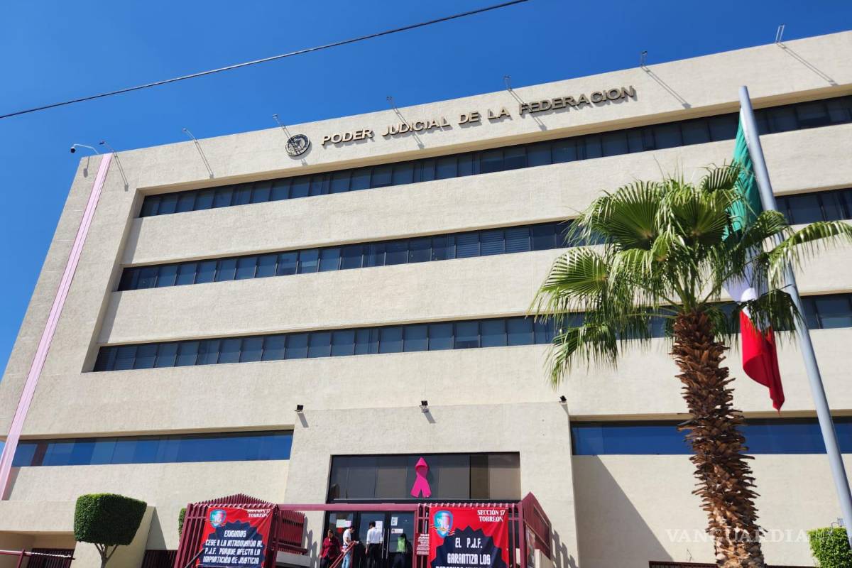 Trabajadores del Poder Judicial de la Federación colocan mantas en sus centros de trabajo en Torreón