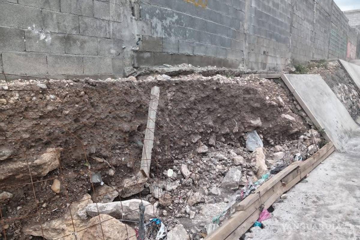 $!Vecinos de la colonia Teresitas denuncian daños estructurales causados por canal inconcluso.