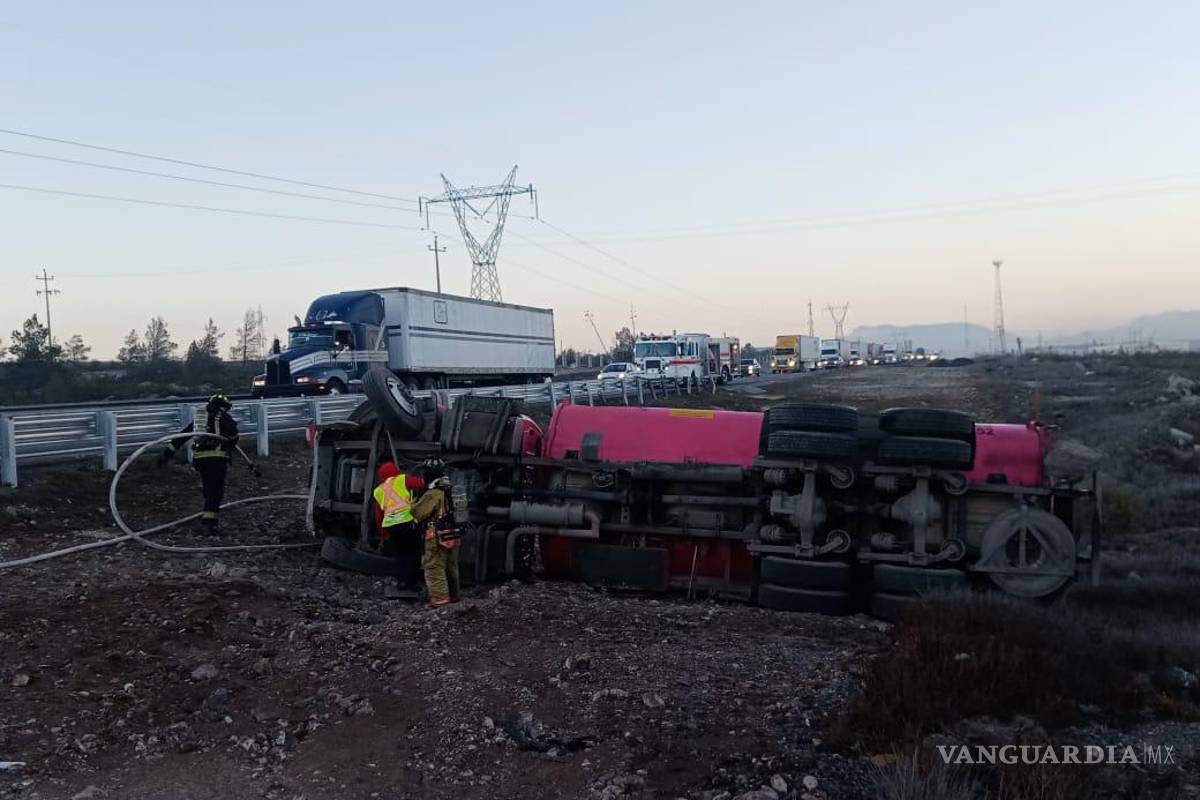 Vuelca pipa con diésel en carretera Monterrey-Saltillo, conductor abandona vehículo siniestrado