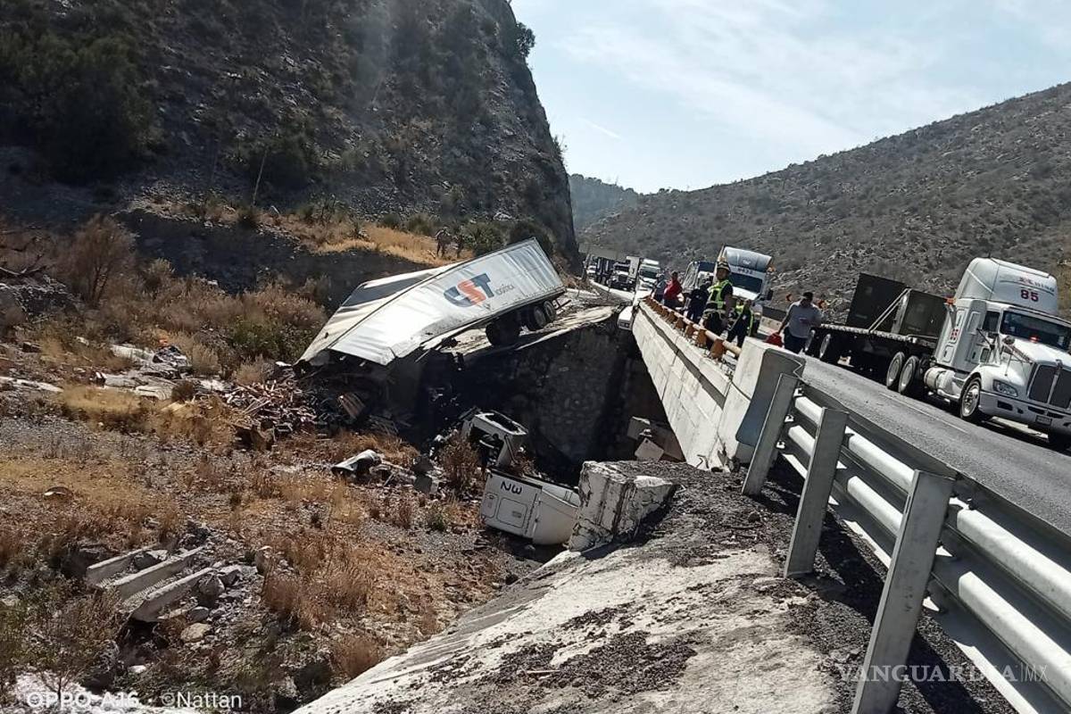 Trailero destroza su unidad en el tramo Saltillo-Los Chorros; resulta grave
