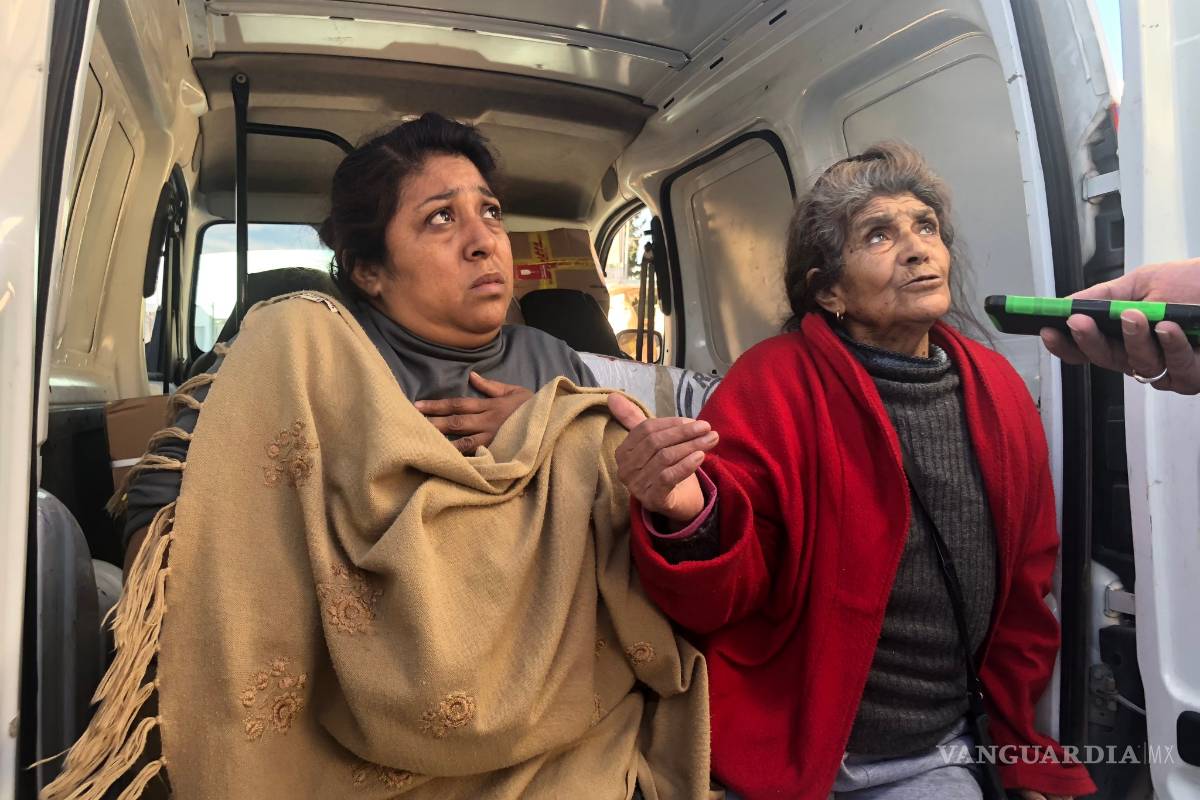 Iba de reversa y se lleva a dos mujeres