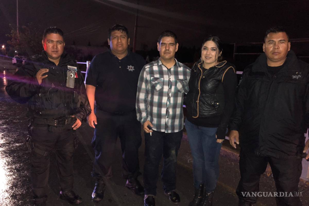 Salvan policías a pareja arrastrada por un arroyo en Saltillo