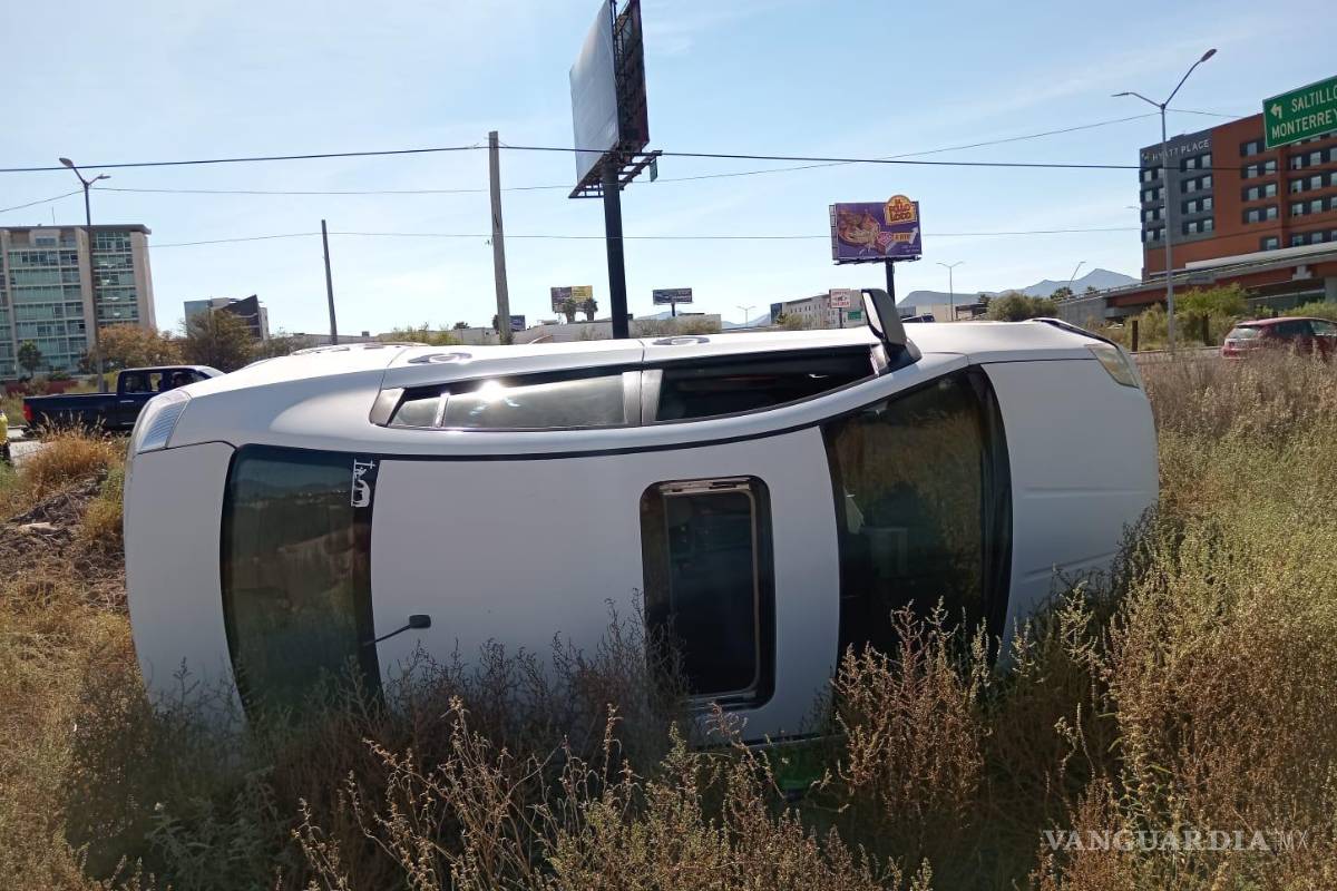 Vuelcan por conducir a exceso de velocidad, en Saltillo