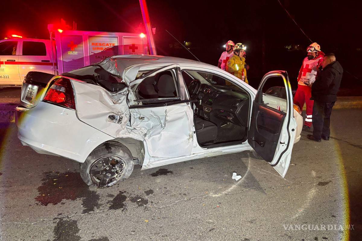Vuelca tras impactarse contra luminaria en Saltillo; conductor resulta lesionado