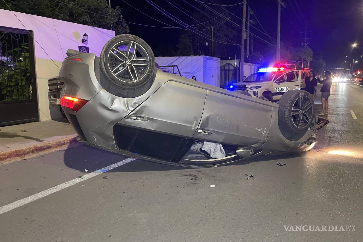 Derrapa y vuelca tras chocar contra camioneta estacionada al norte de Saltillo