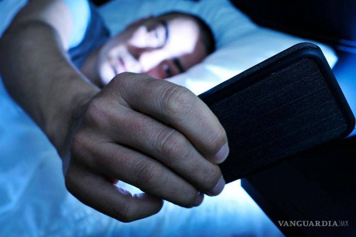 Infertilidad y cáncer: Los serios riesgos de dormir cerca de tu celular