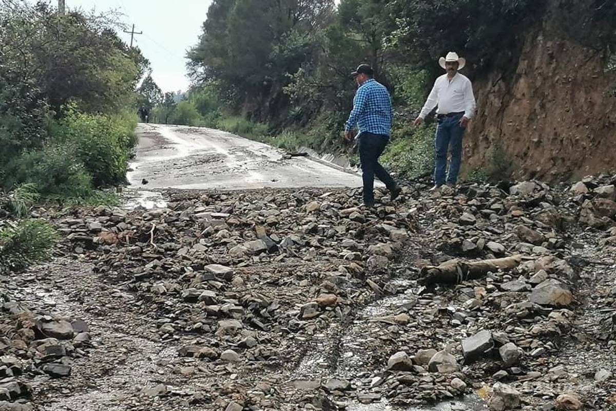 Deslaves bloquean caminos en ejidos de Arteaga
