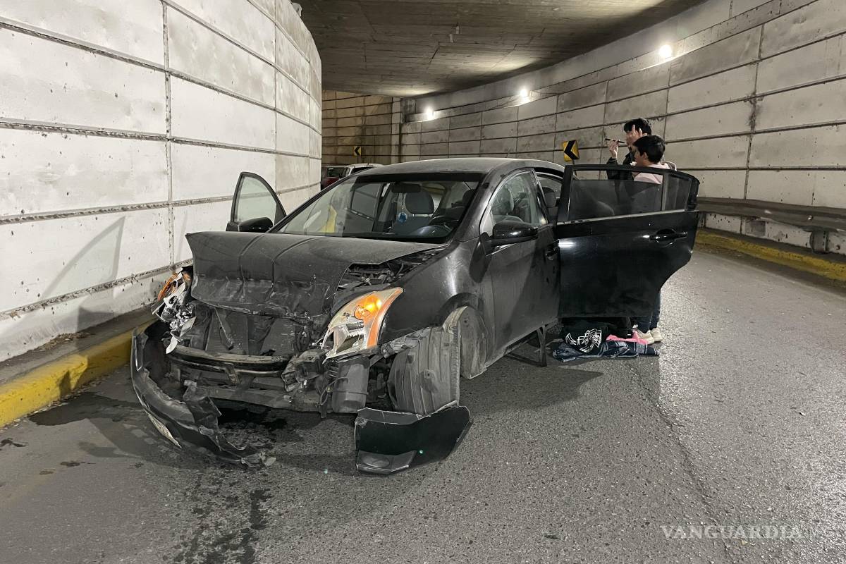 Tres jóvenes resultan heridos en choque en el distribuidor vial Venustiano Carranza
