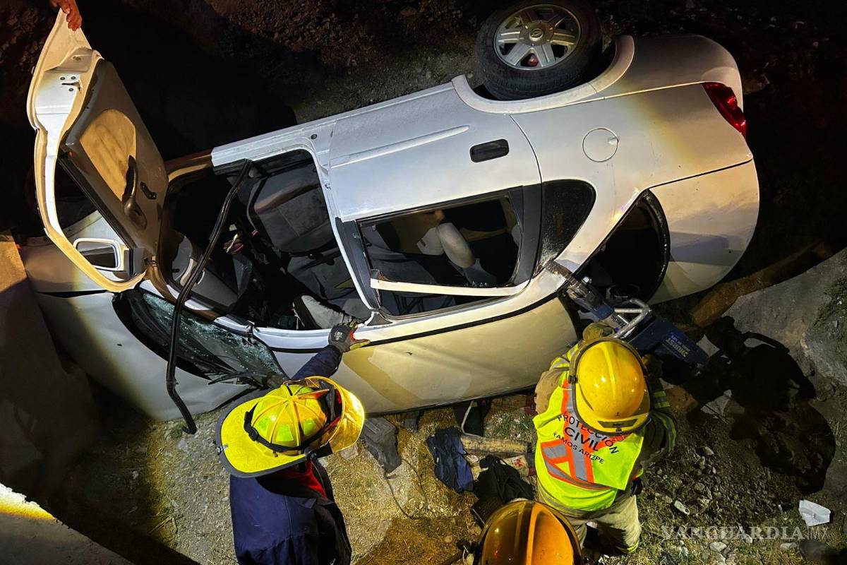Ebrio dormita, vuelca y termina prensado en la carretera Saltillo-Monterrey