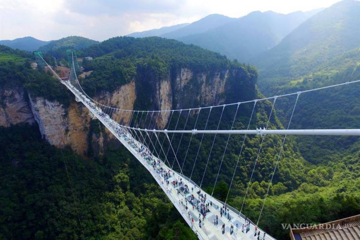 Inauguran en China el puente de cristal más largo y alto del mundo