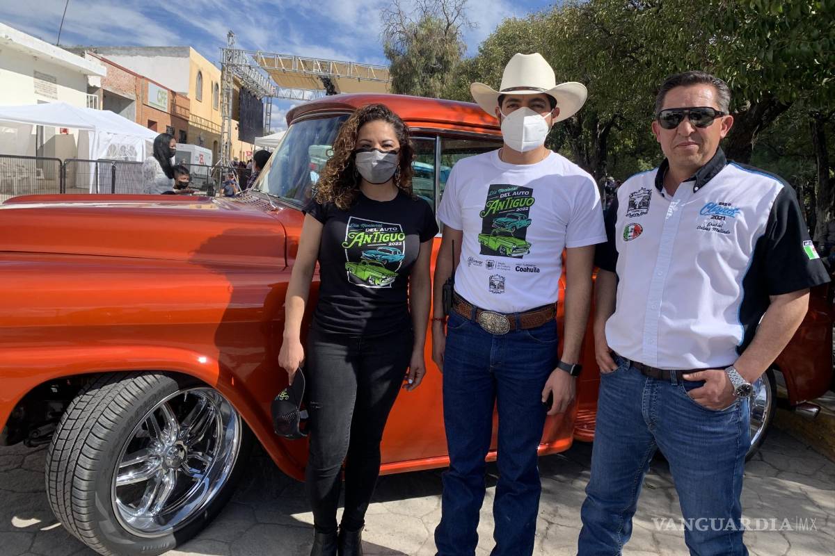 Abarrotan San Antonio de las Alazanas por autos clásicos