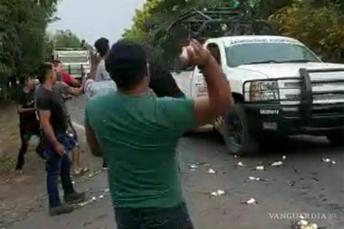 Agreden con huevos a la Guardia Nacional en Michoacán