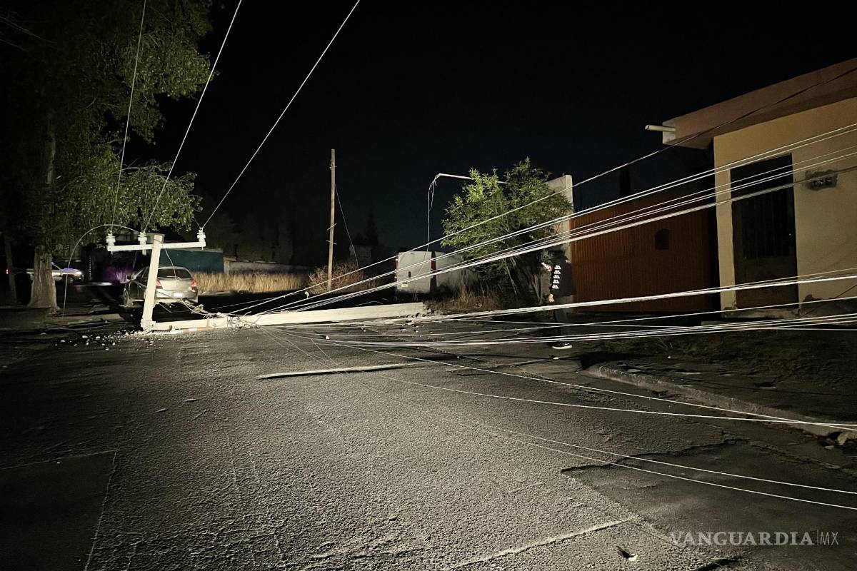 Conductora impacta contra poste; deja sin luz a colonia Lomas de Lourdes y bulevar de Saltillo