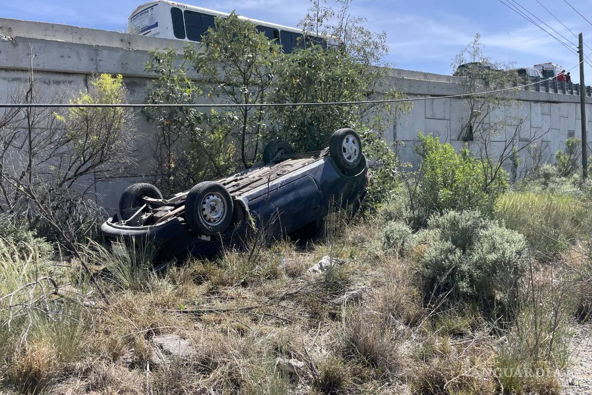 Jóvenes vuelcan y caen a un arroyo, en Saltillo