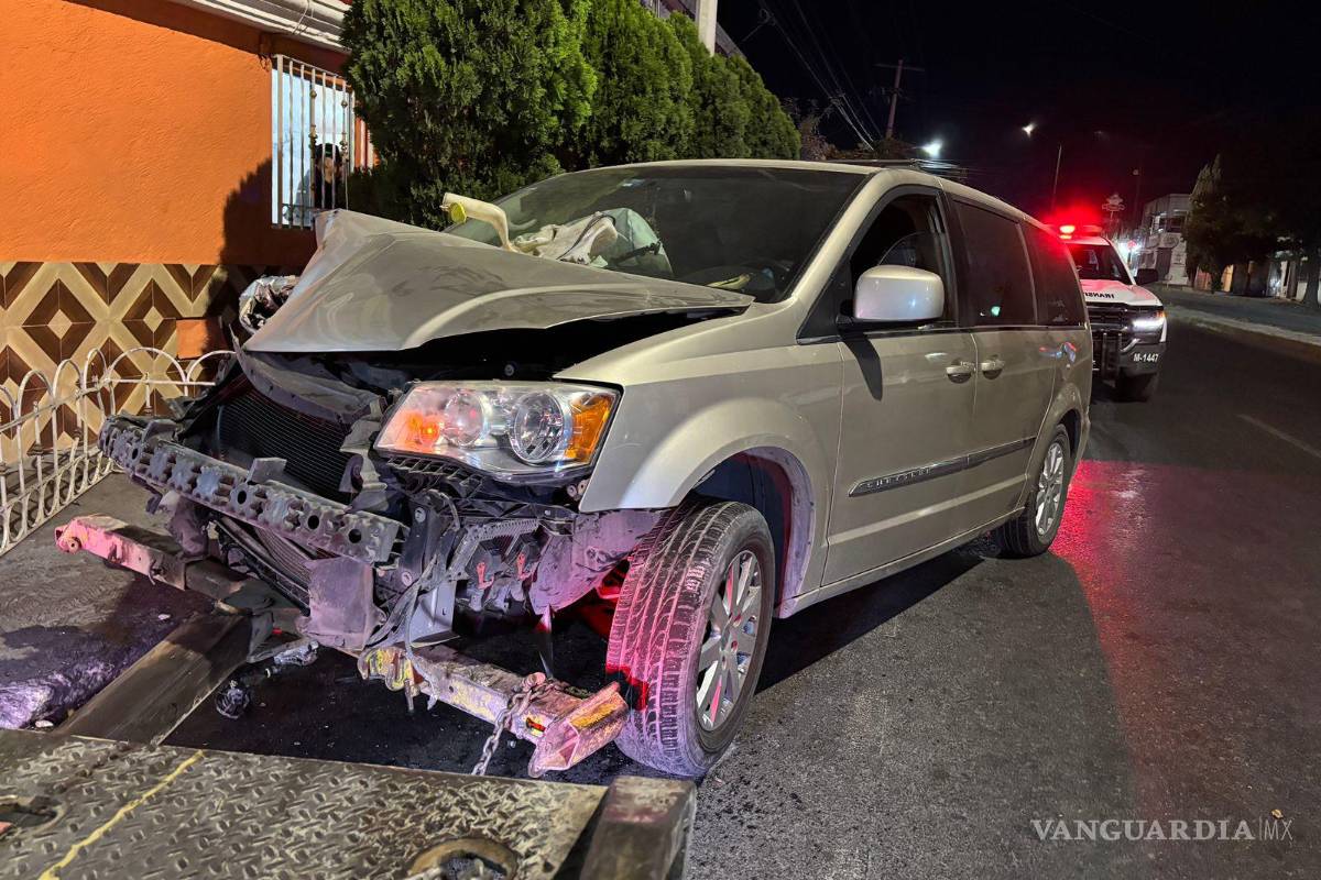 Saltillo: acelerado joven pierde el control y choca contra dos vehículos estacionados