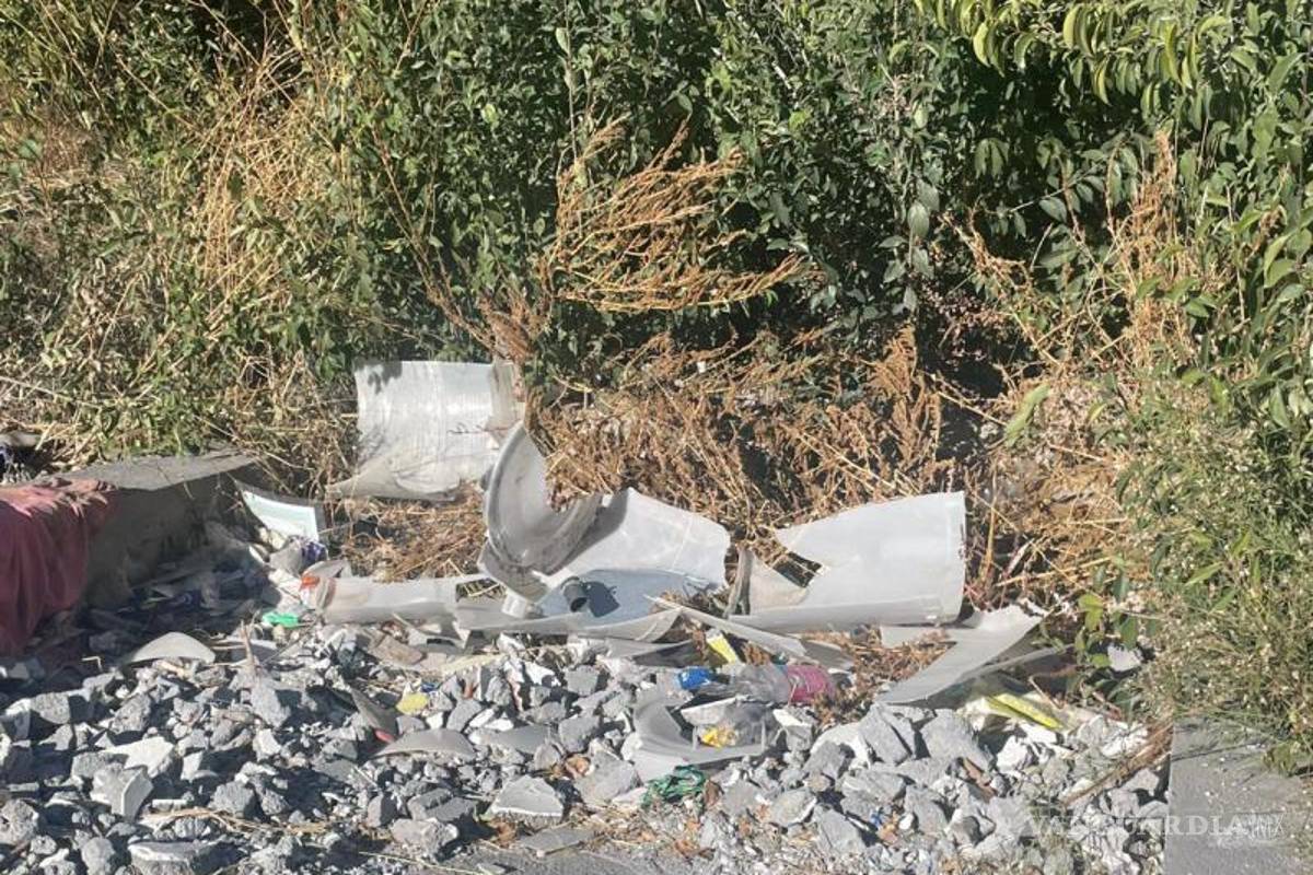 $!La acumulación de basura en el arroyo cercano preocupa a los colonos por el impacto ambiental y los riesgos de seguridad.