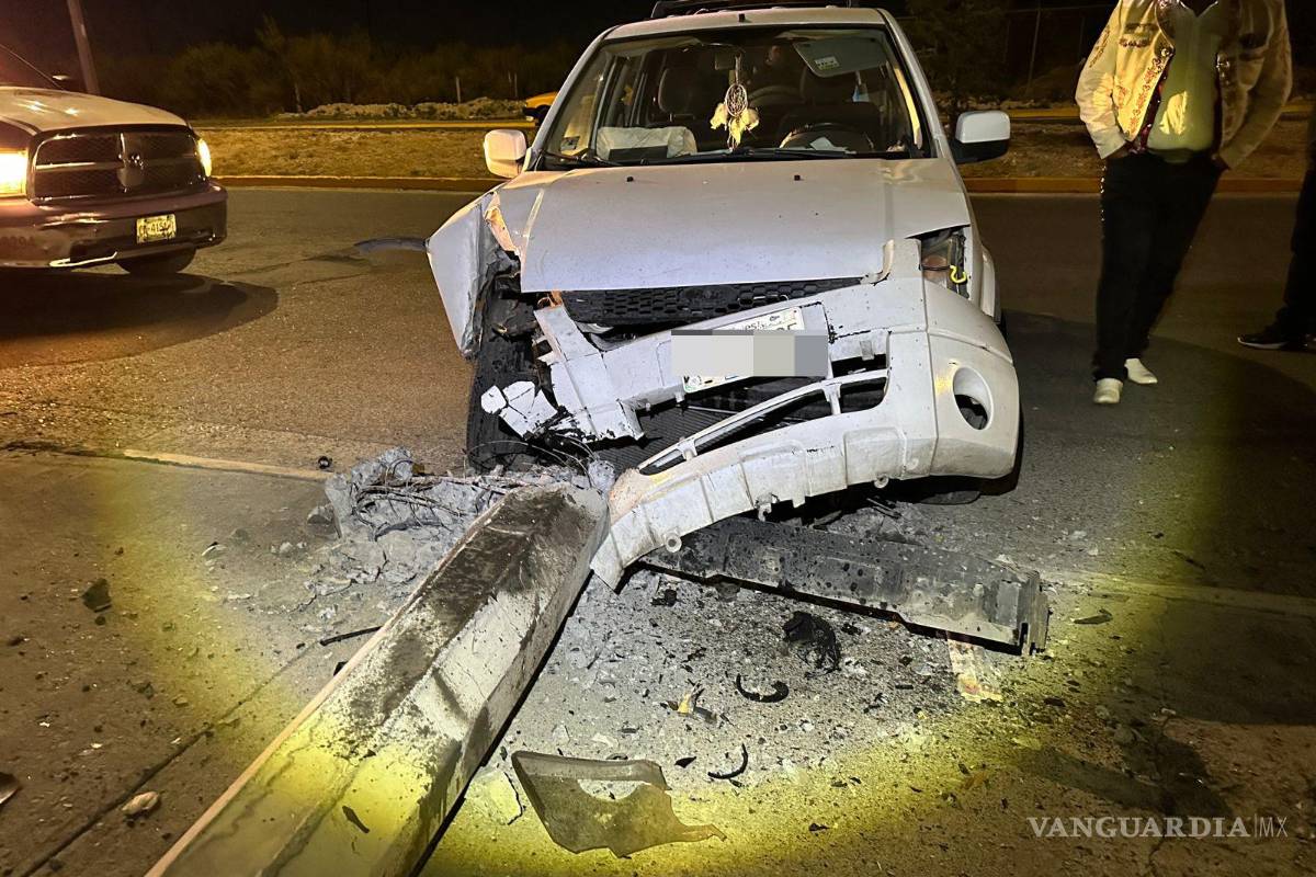 Choca contra poste y lo derriba; deja sin luz a colonias al sur de Saltillo